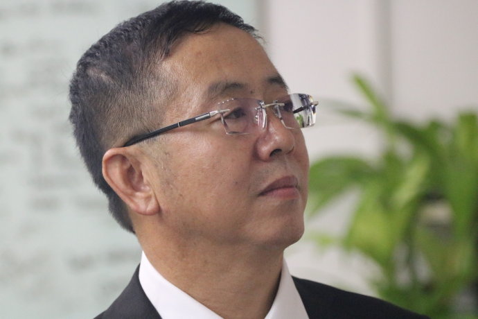 北京市律师协会刘宏伟律师中英文双语500篇大型智慧散文集《新冢虎》出版发行 